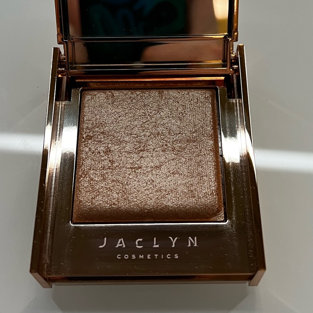 Jaclyn Cosmetics highlighter - Iced